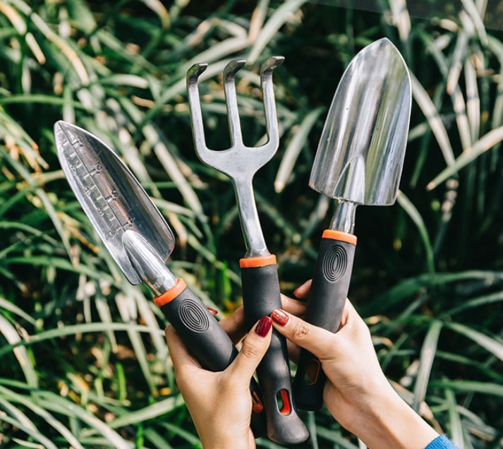 3-delt hageredskapssett - murerskje, jordfreser og kultivator for hagearbeid