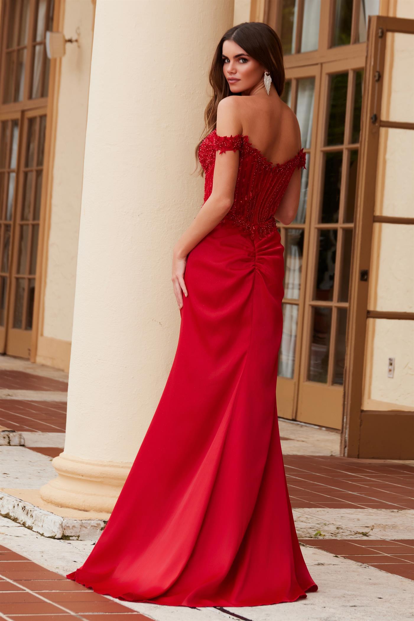 STUNNING FUSION OF ELEGANCE AND GLAMOUR F1572