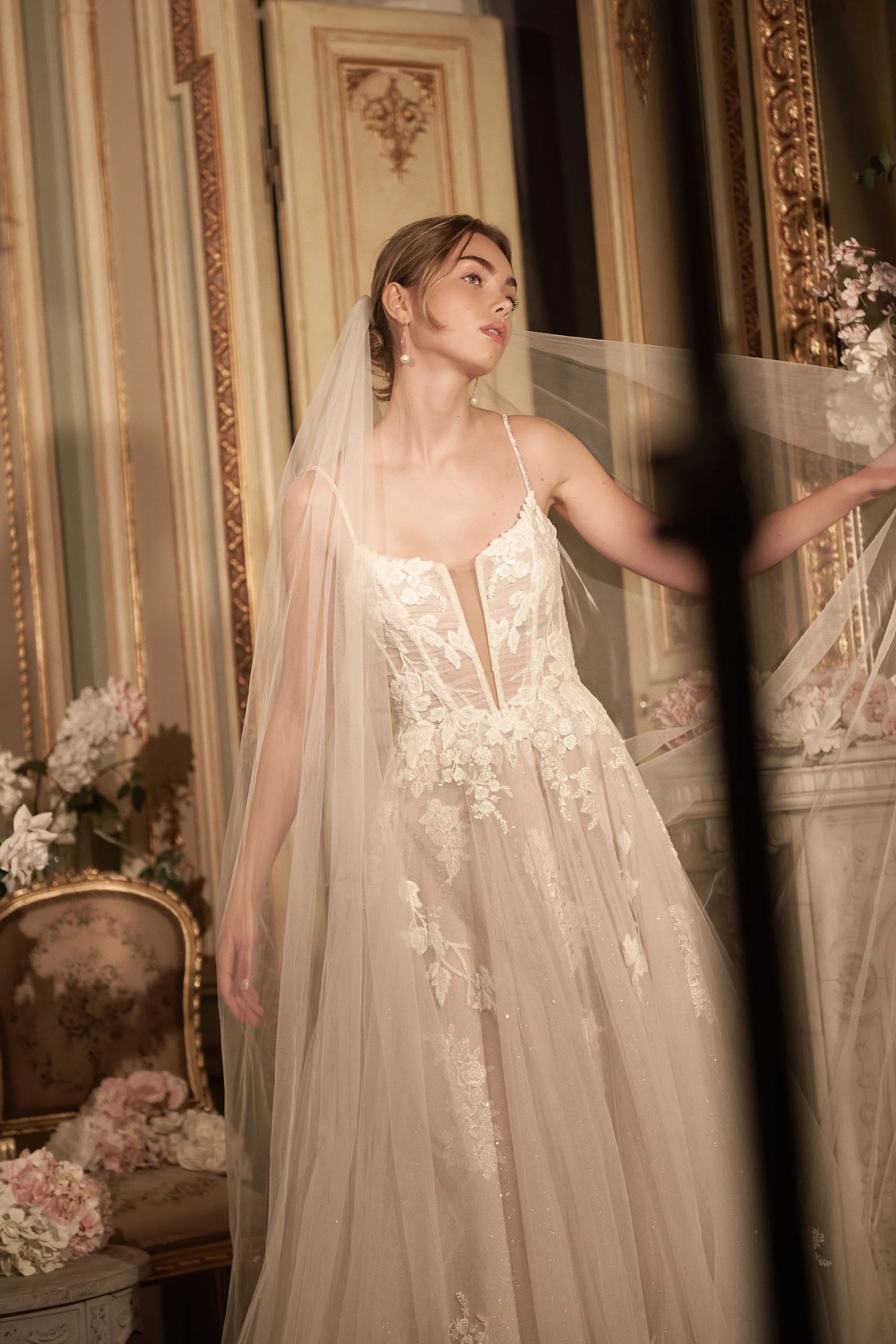 A-Line Notch Neckline Chiffon Appliques Chapel Train Wedding Dress 44432