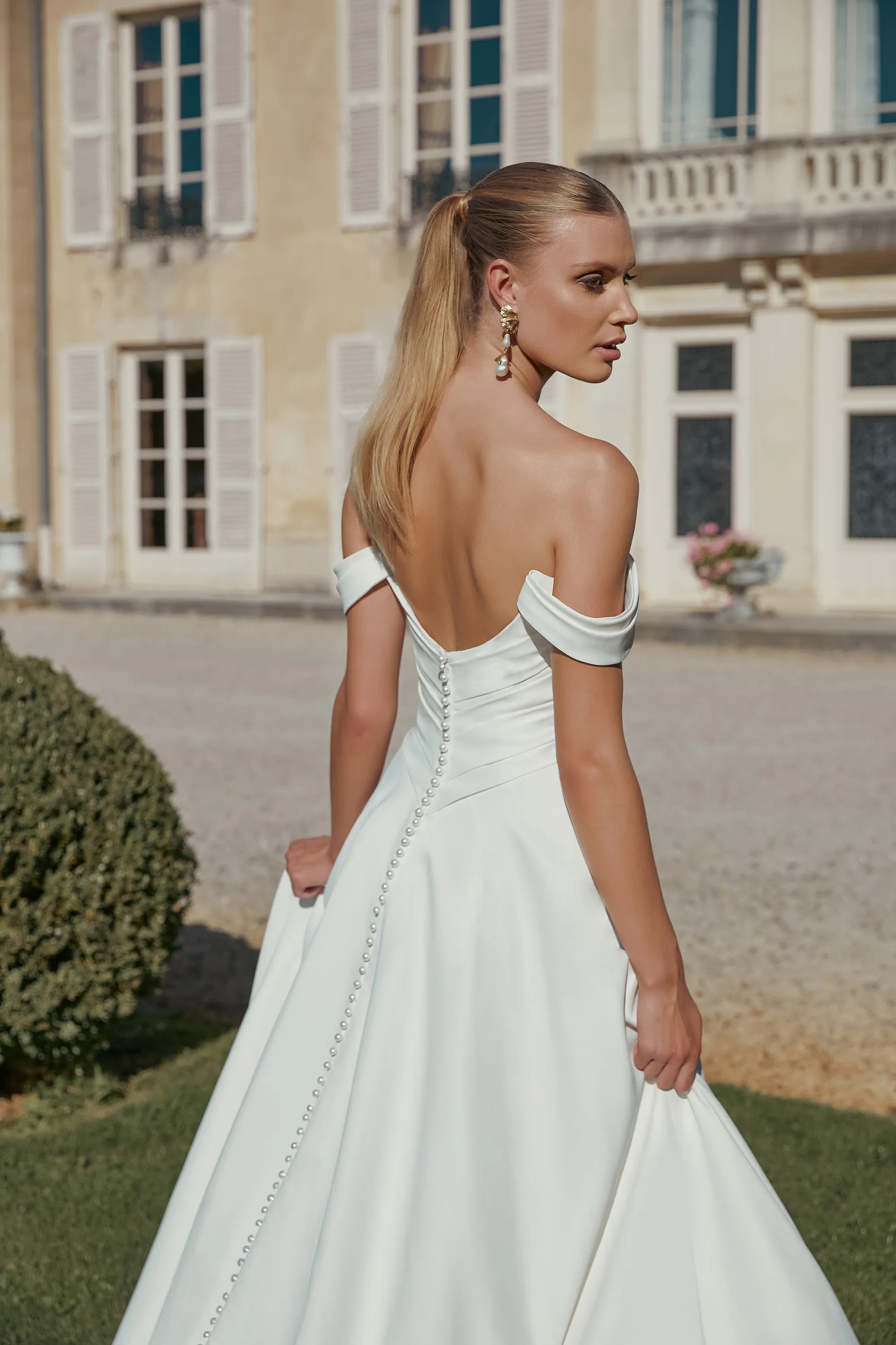 Chic Ball Gown Scoop Satin Beading Chapel Length Train Wedding Dress 44446