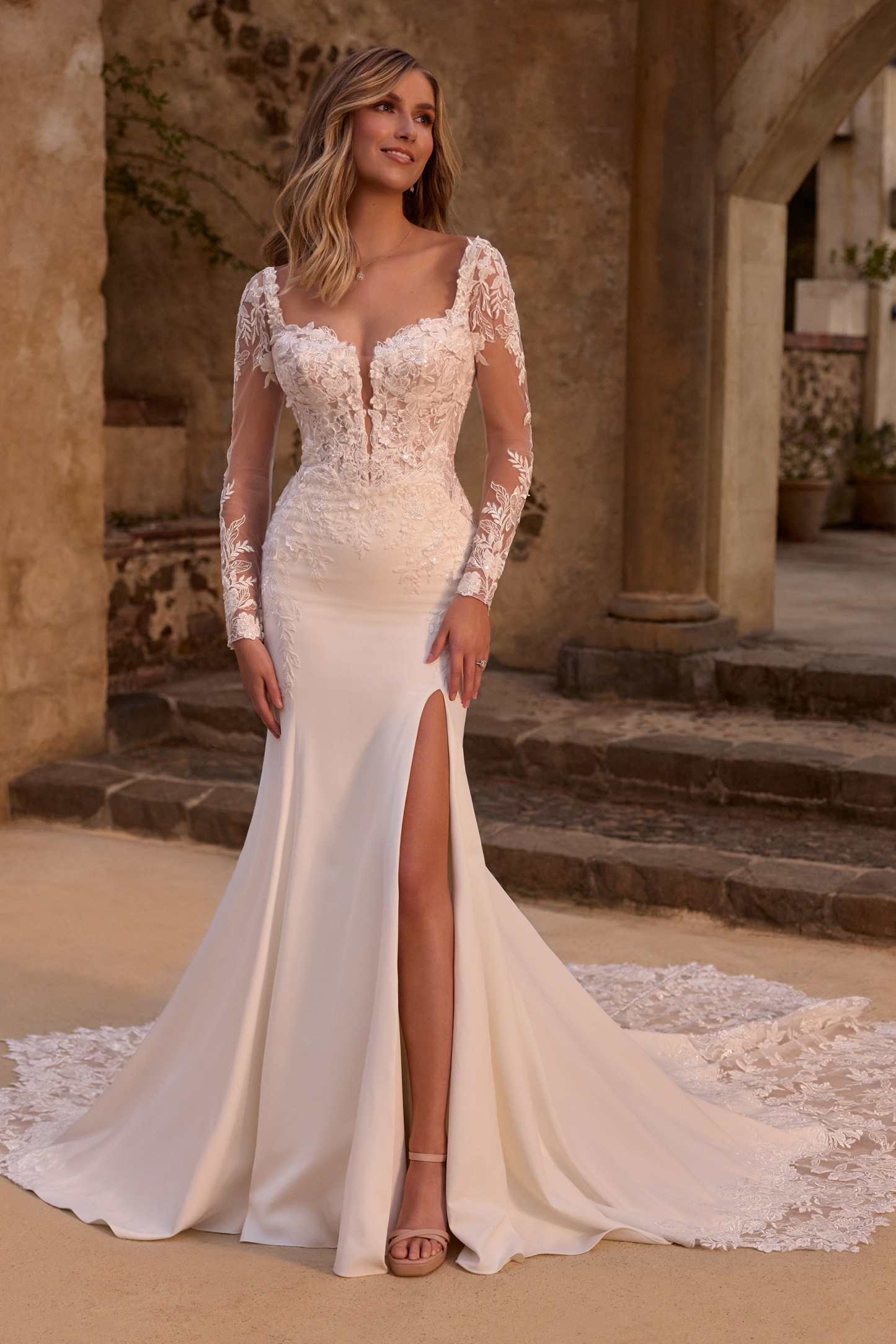 Dramatic Wedding Gown With Skirt Split DAISY | STYLE Y3150