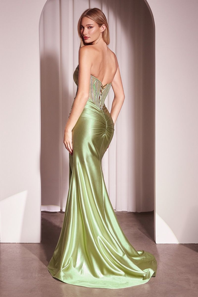 Fitted gown exudes glamour with its strapless CM368