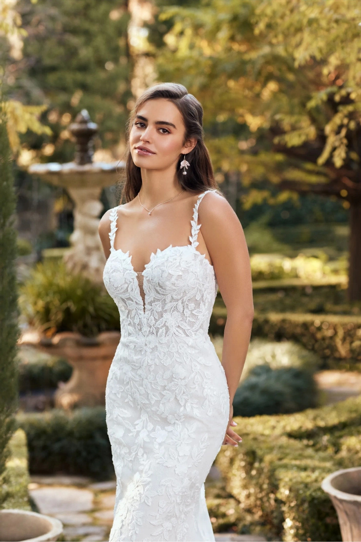 Lace Wedding Dress With Dramatic Train # Y3106