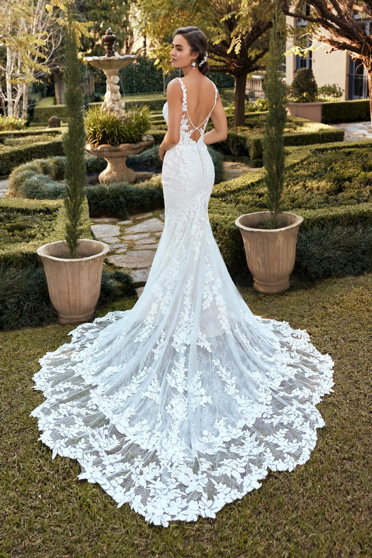 Lace Wedding Dress With Dramatic Train # Y3106