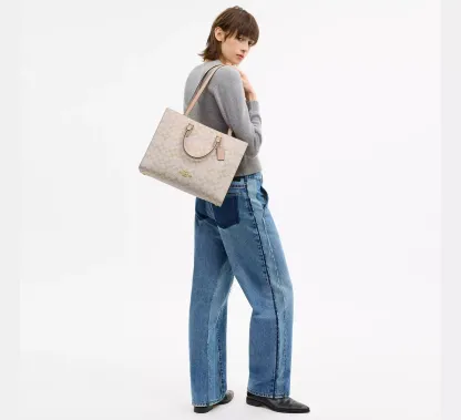 Maggie Tote Bag In Signature Canvas