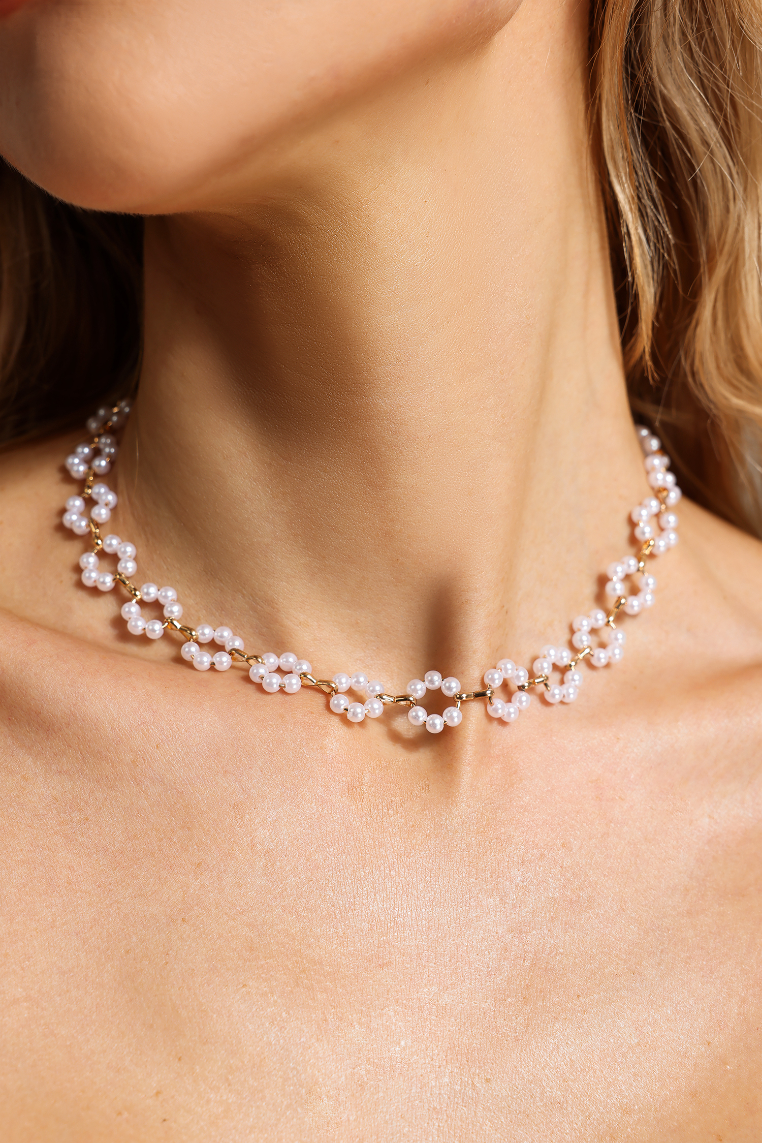 Faux Pearl Choker in Gold Tone