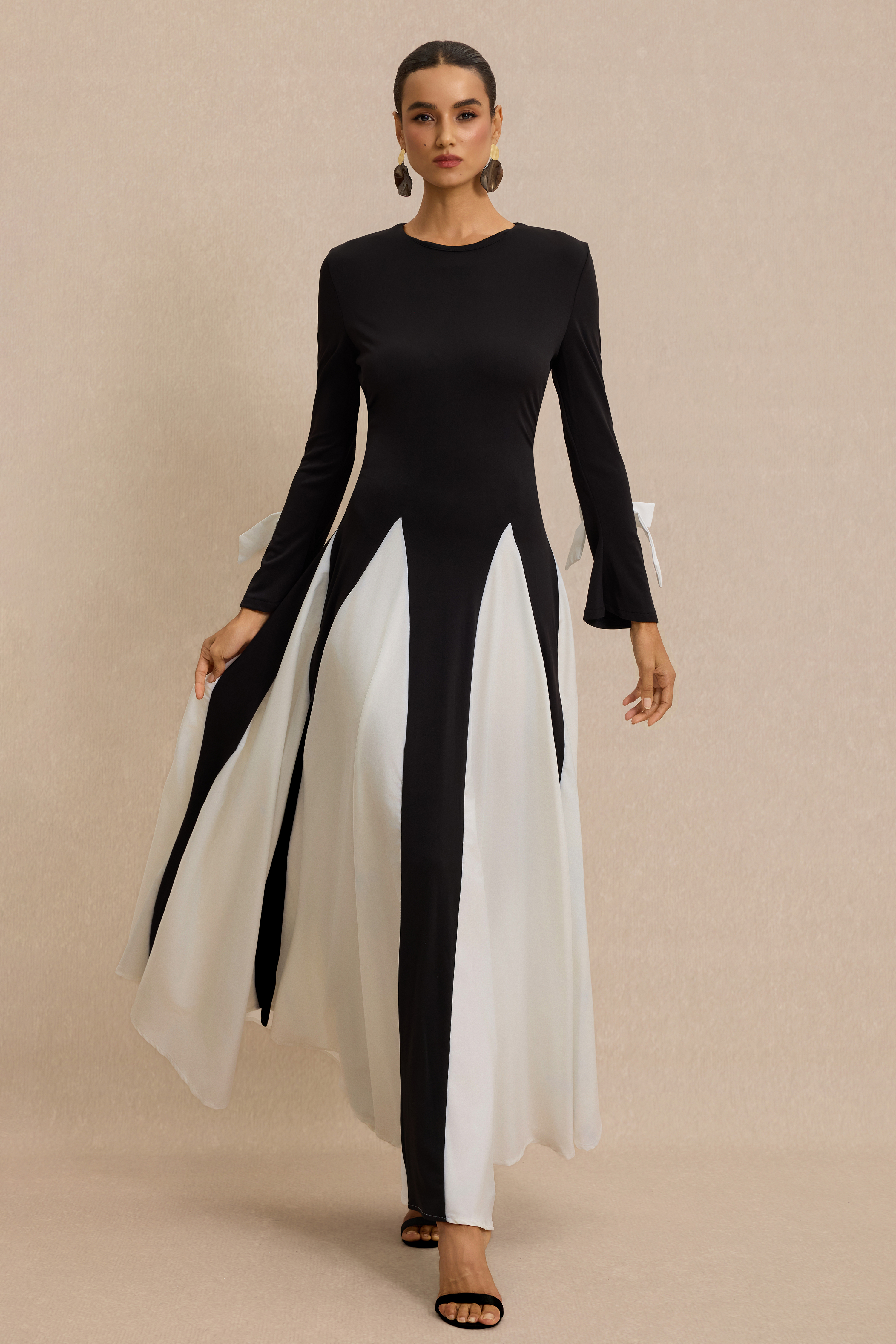 Contrast Color Bell Sleeve Round Neck Maxi Dress