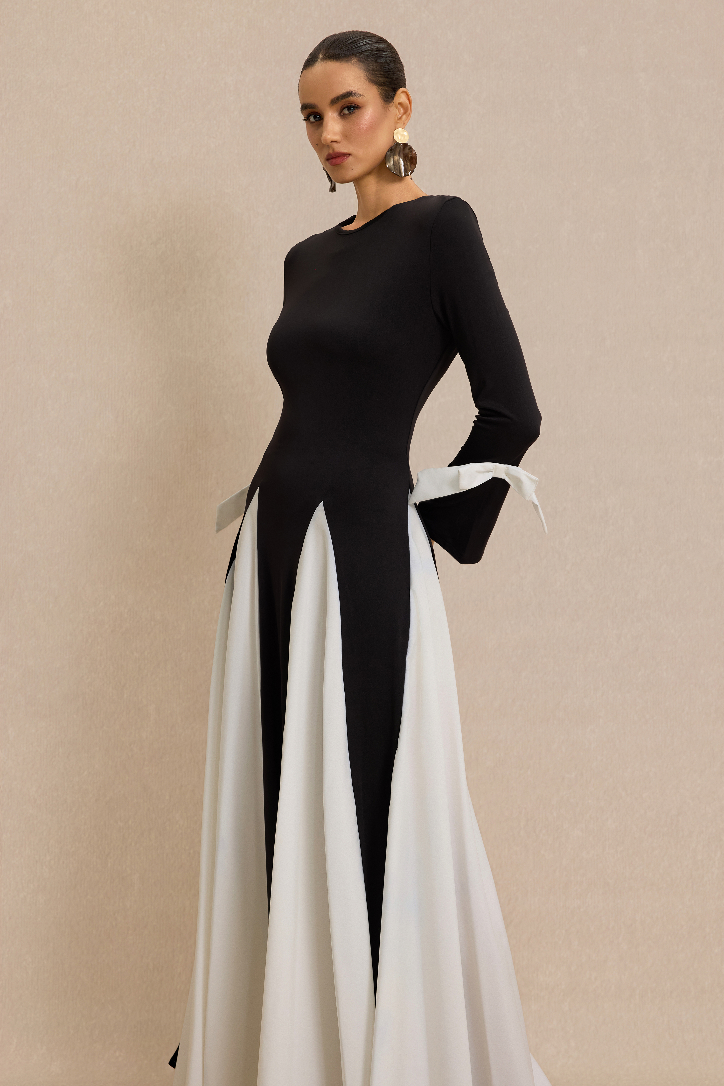 Contrast Color Bell Sleeve Round Neck Maxi Dress