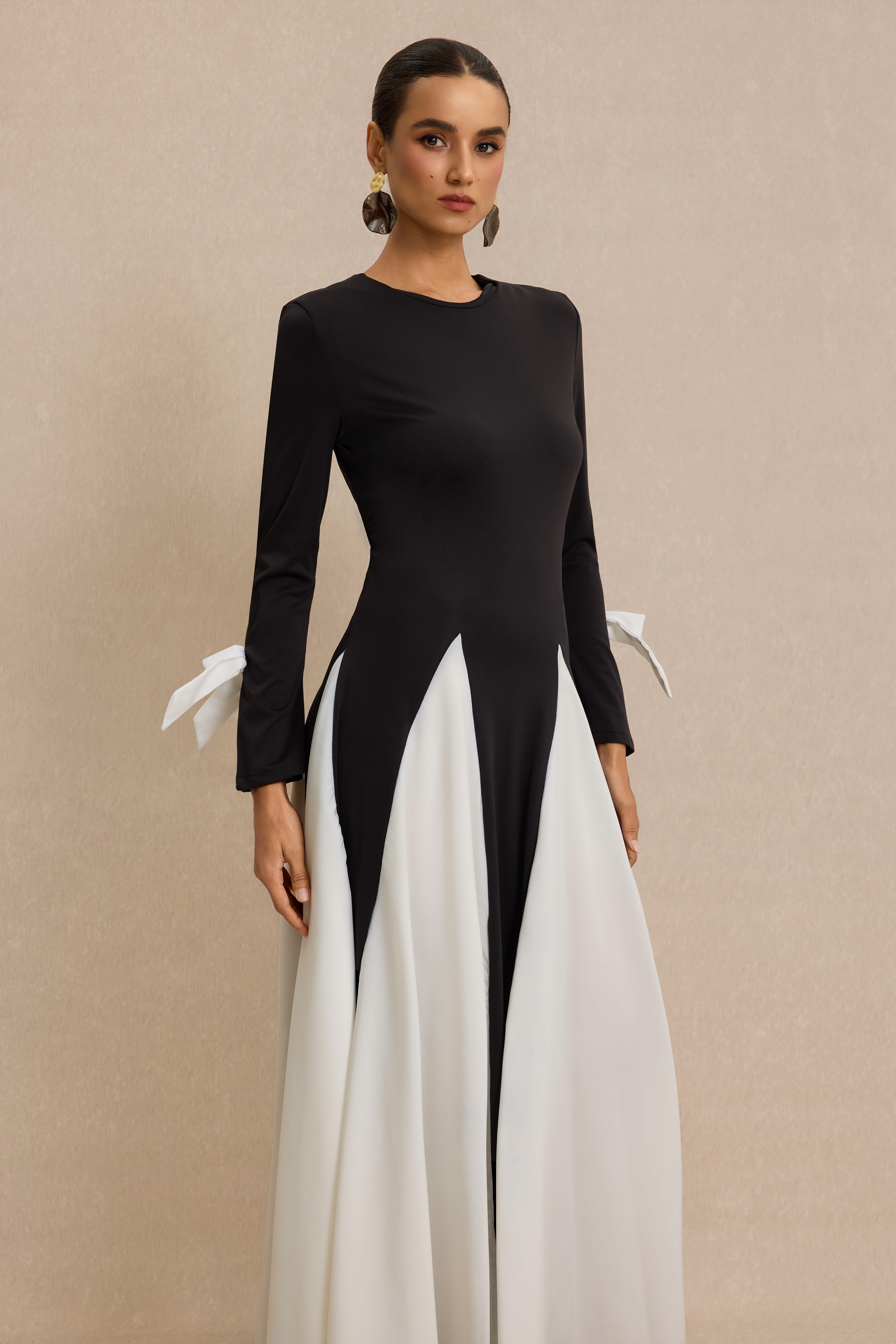 Contrast Color Bell Sleeve Round Neck Maxi Dress