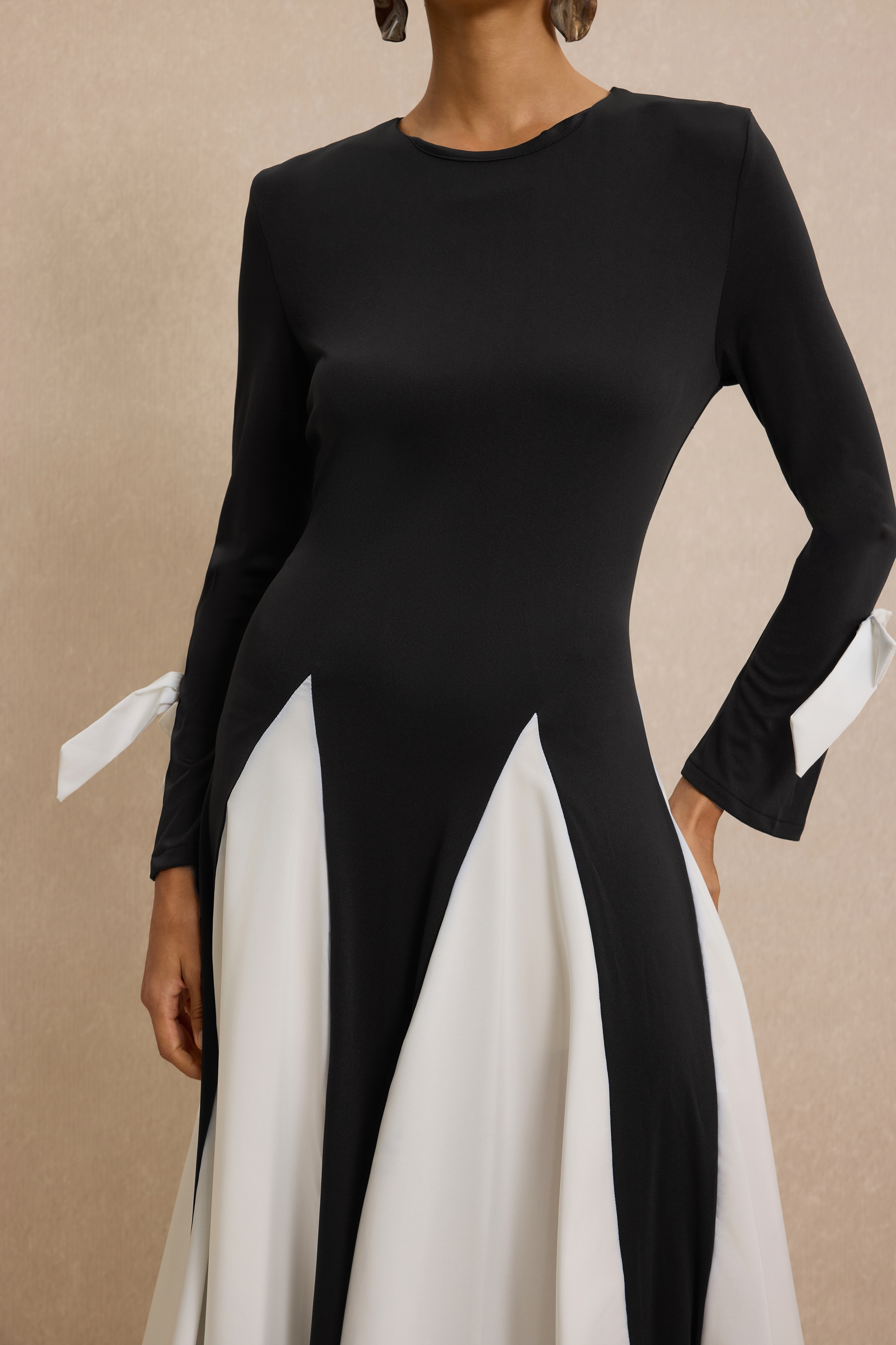 Contrast Color Bell Sleeve Round Neck Maxi Dress