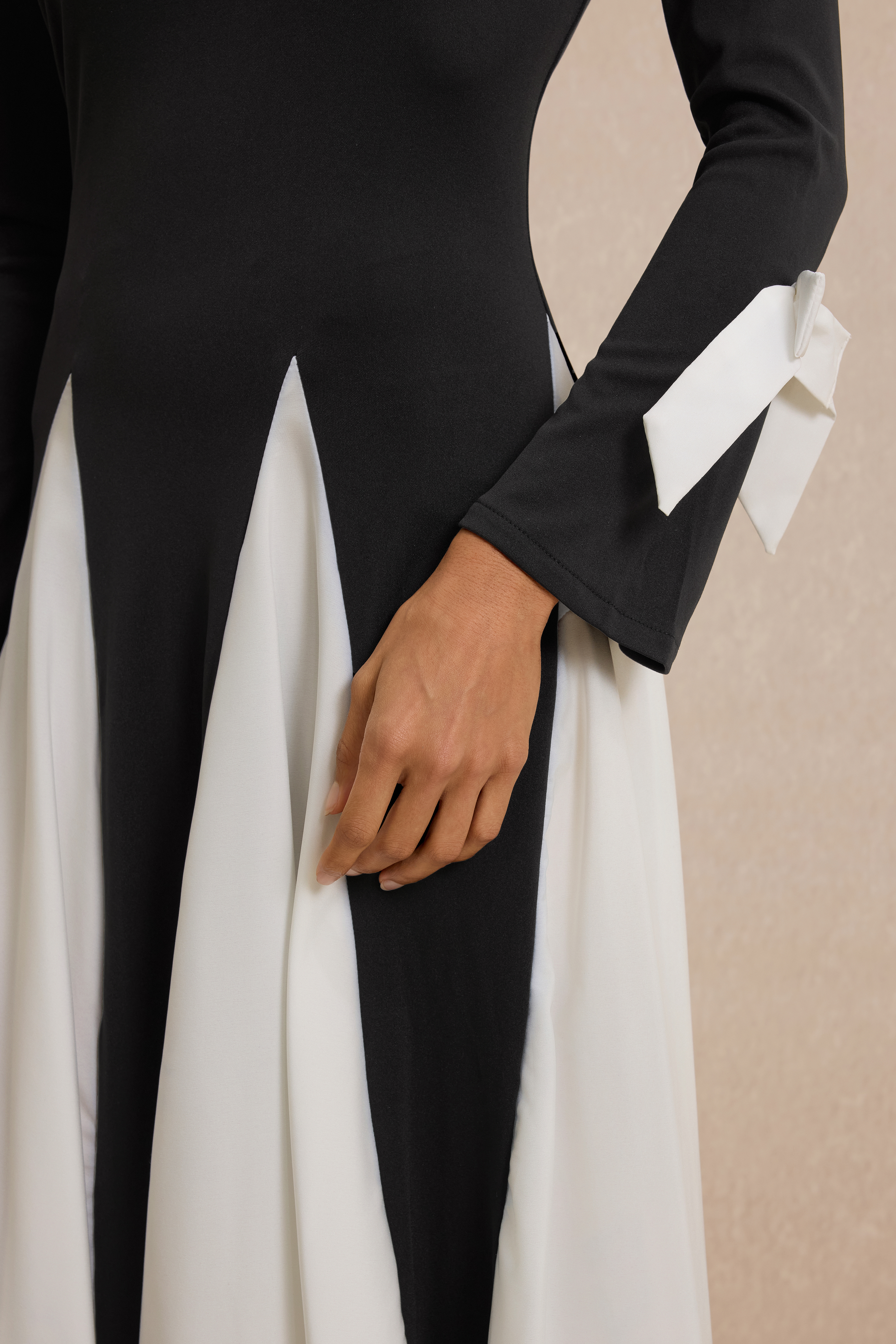 Contrast Color Bell Sleeve Round Neck Maxi Dress