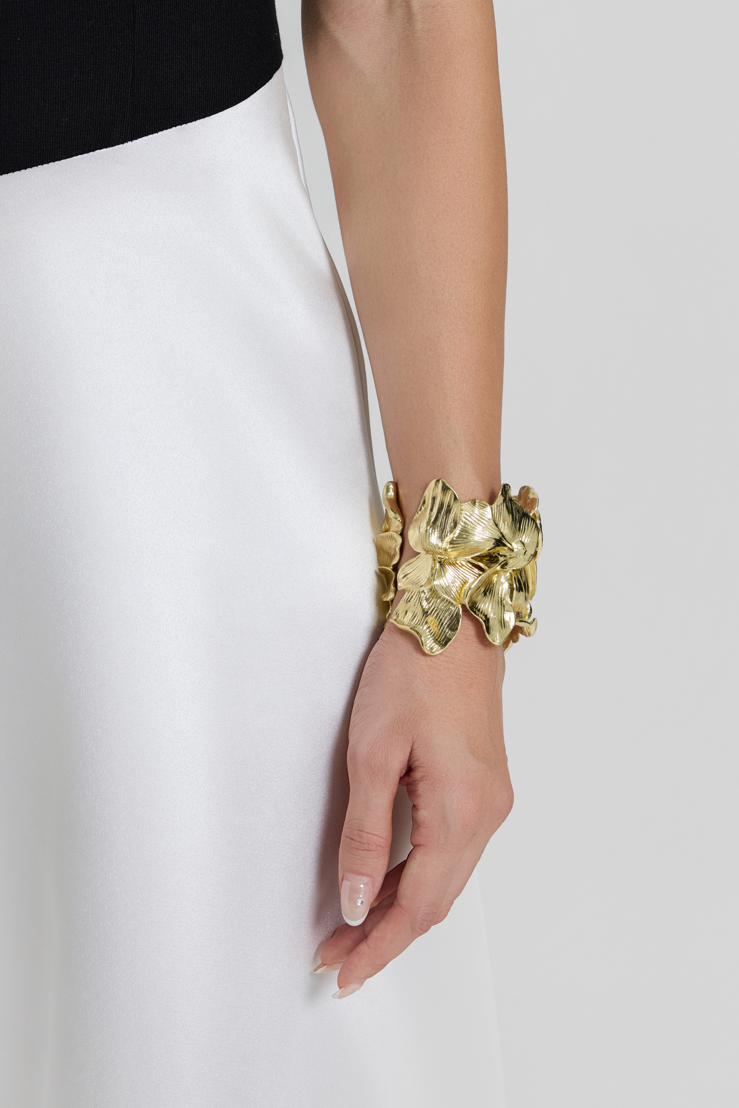 Metal Textured Flowers Bracelet
