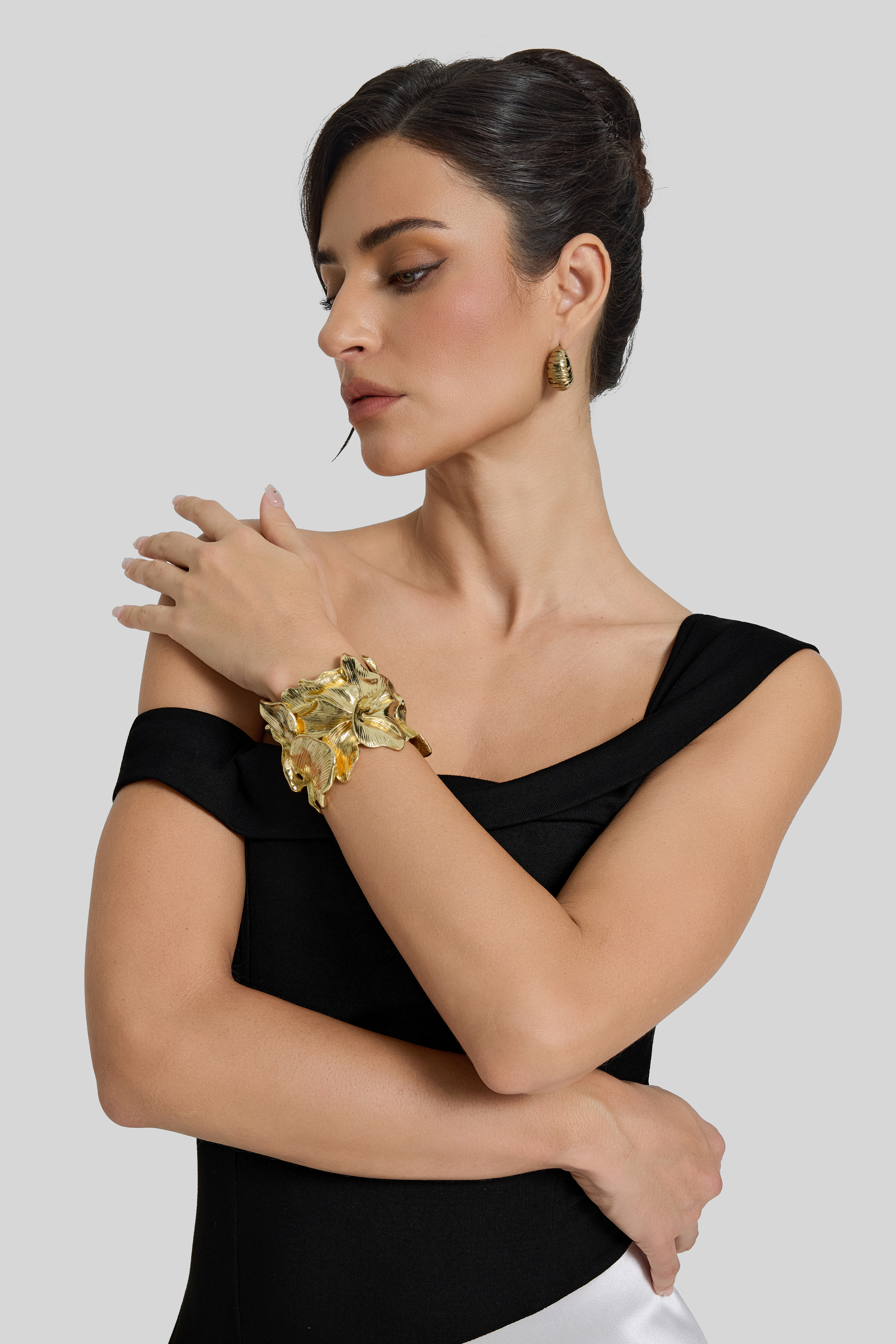 Metal Textured Flowers Bracelet