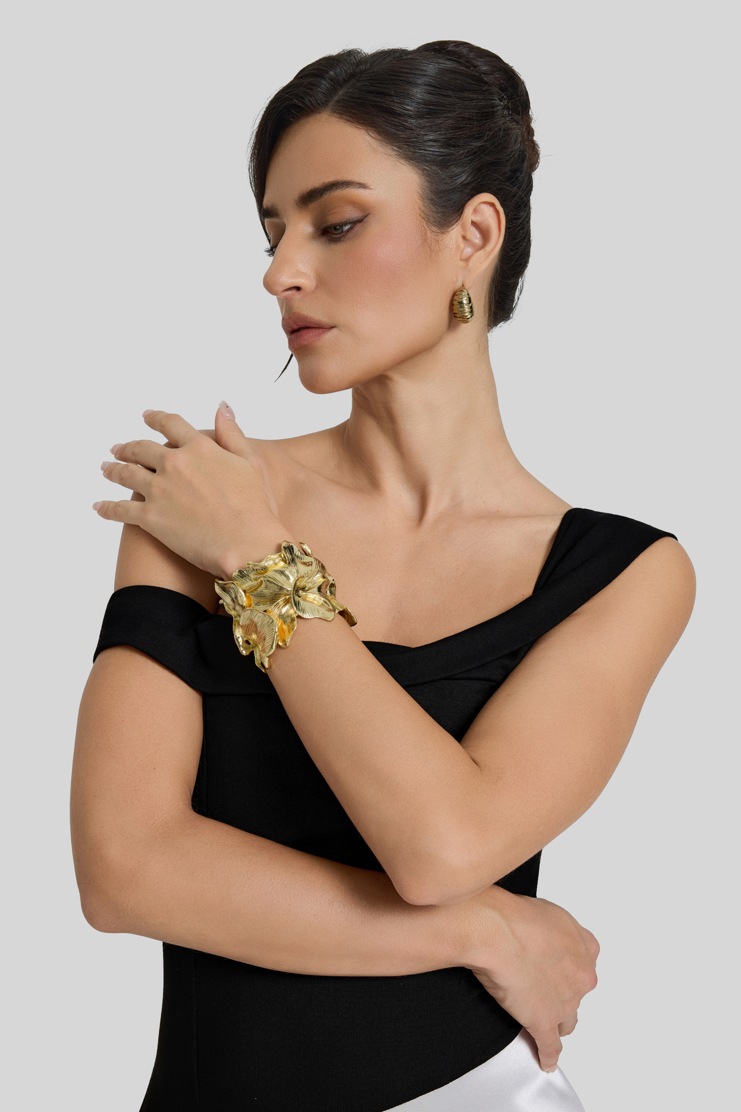 Metal Textured Flowers Bracelet