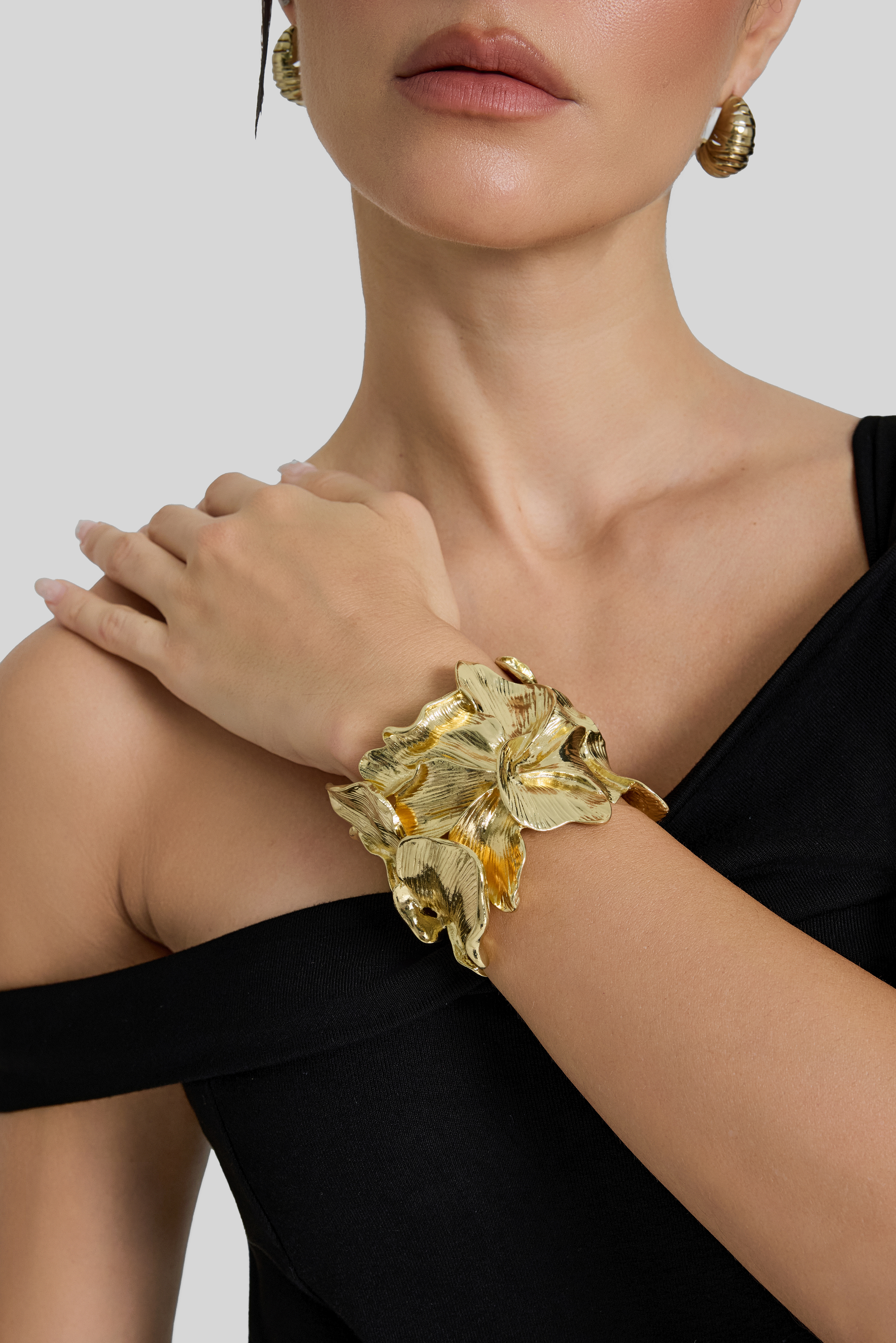 Metal Textured Flowers Bracelet