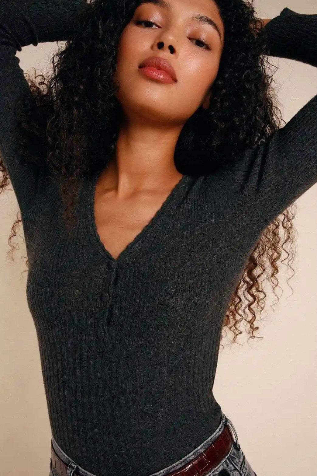 Knit Solid Long Sleeve V-Neck Top