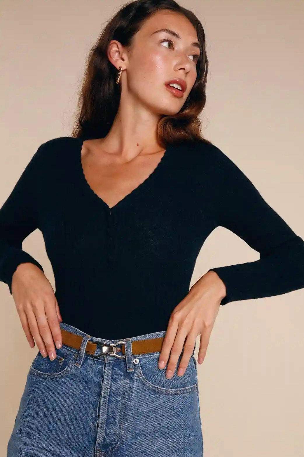 Knit Solid Long Sleeve V-Neck Top