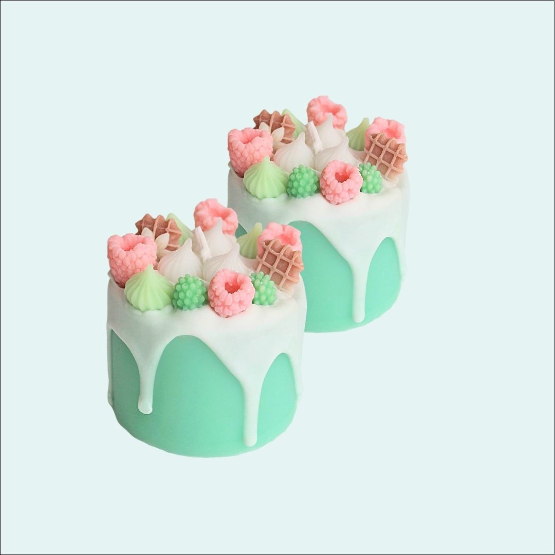 Green Cream Biscuit Cake Candle with Berry & Daisies-Cozyolo Home Decor & Candle