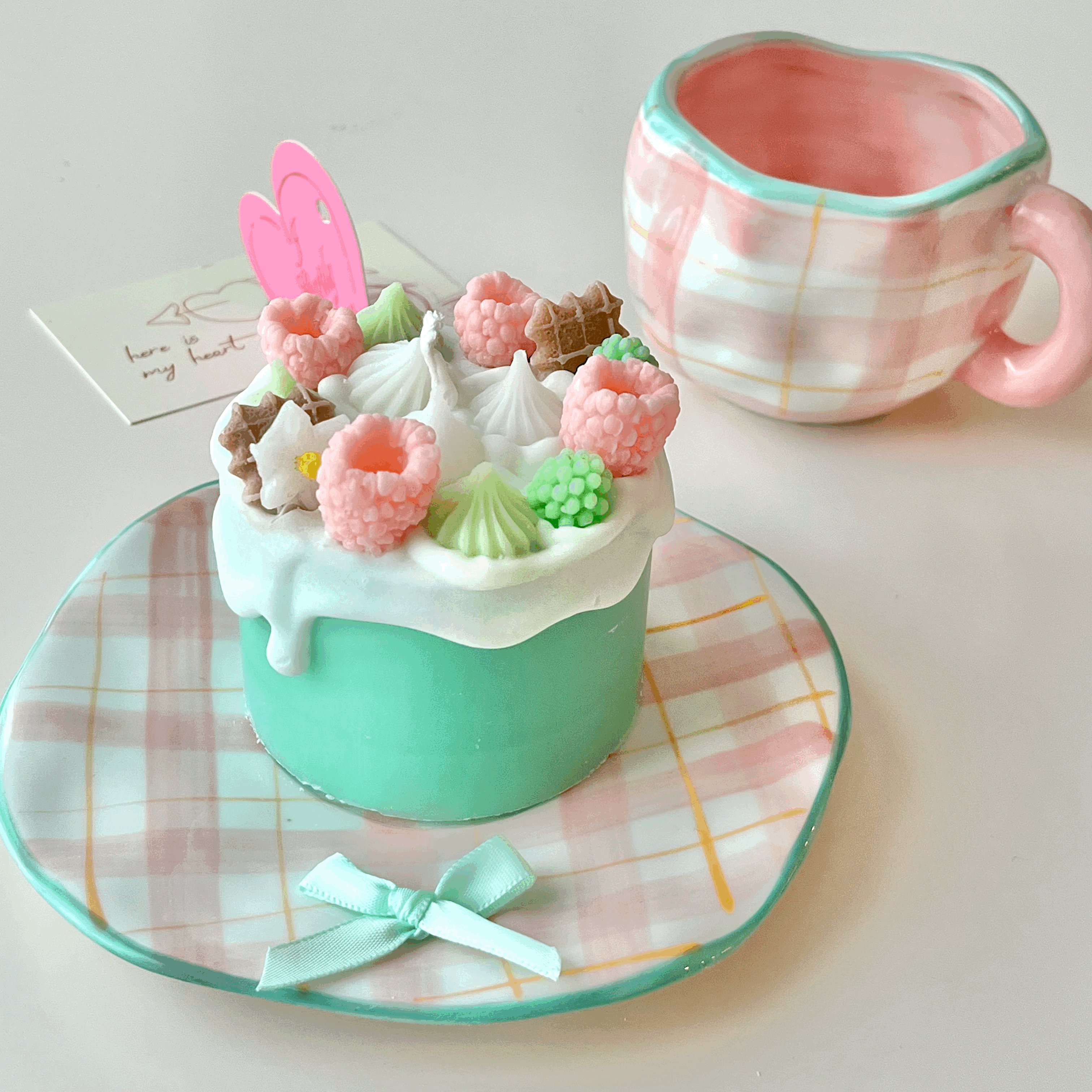 Green Cream Biscuit Cake Candle with Berry & Daisies-Cozyolo Home Decor & Candle