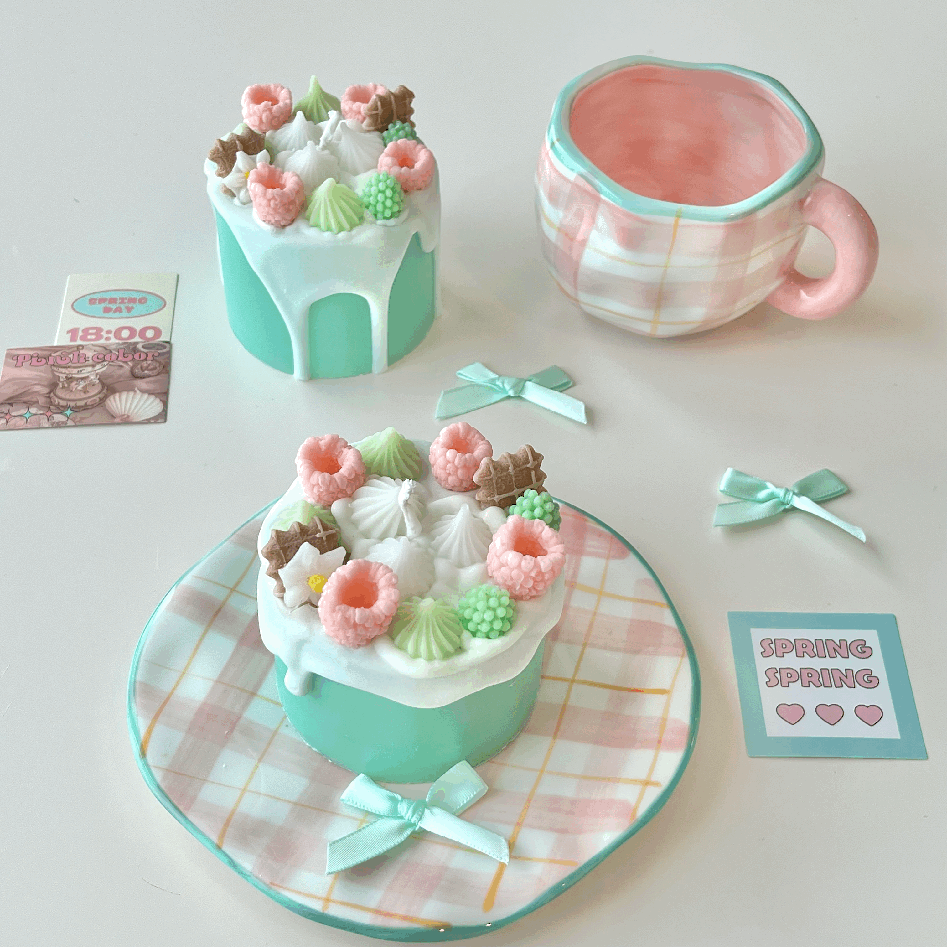 Green Cream Biscuit Cake Candle with Berry & Daisies-Cozyolo Home Decor & Candle