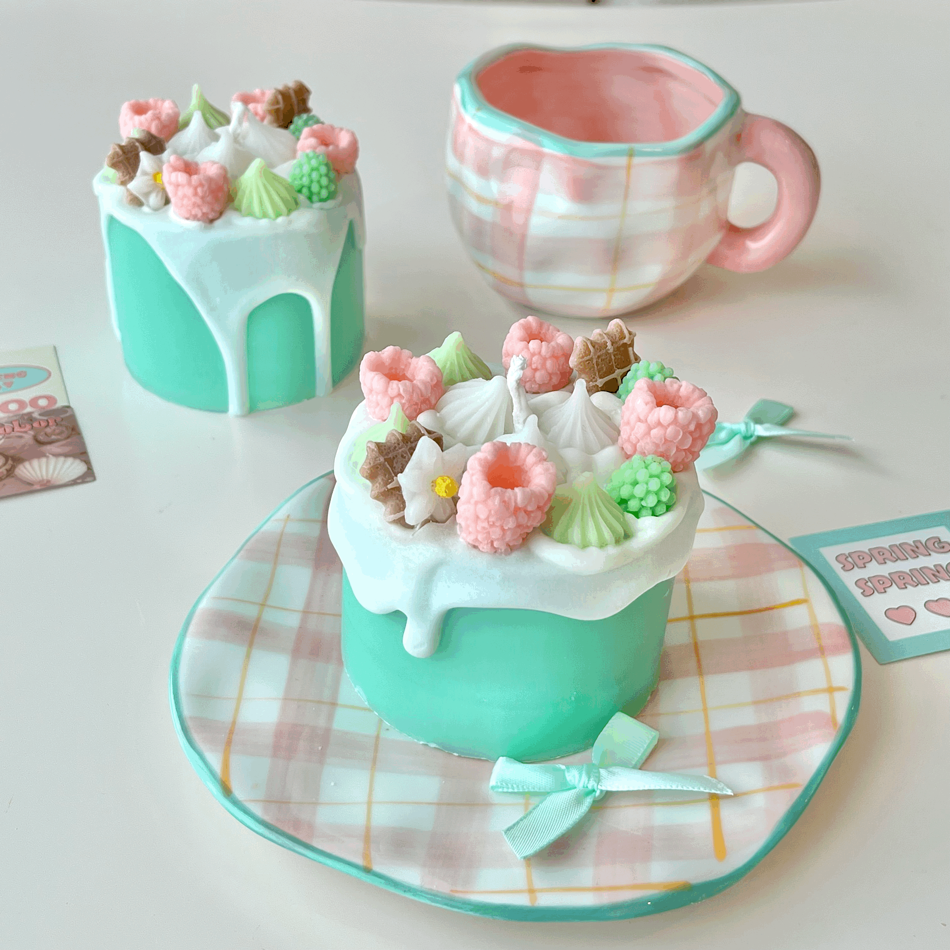 Green Cream Biscuit Cake Candle with Berry & Daisies-Cozyolo Home Decor & Candle