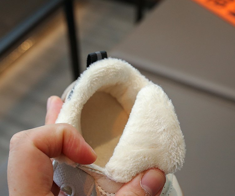 Warm walking shoes for baby boys and girls