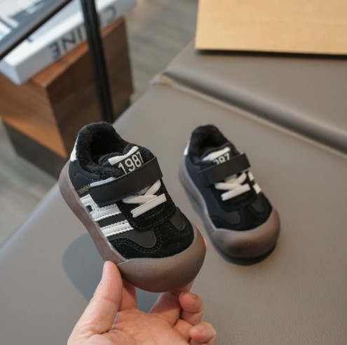 Soft-soled leather walking shoes for infants and toddlers
