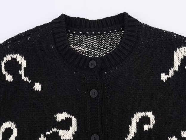  Loose-fit black crewneck knit sweater