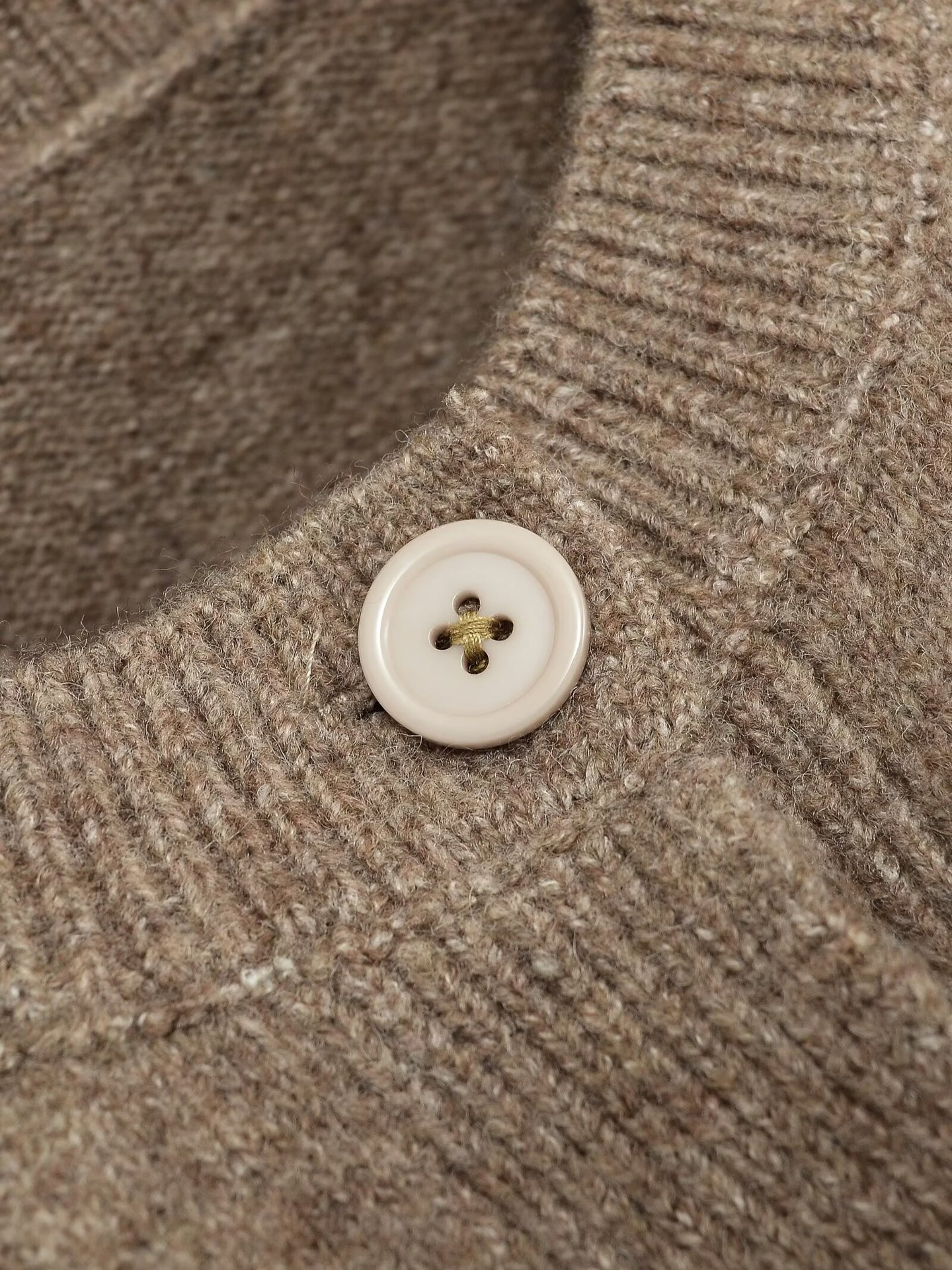 Short-length long-sleeved round-neck button-down knit cardigan