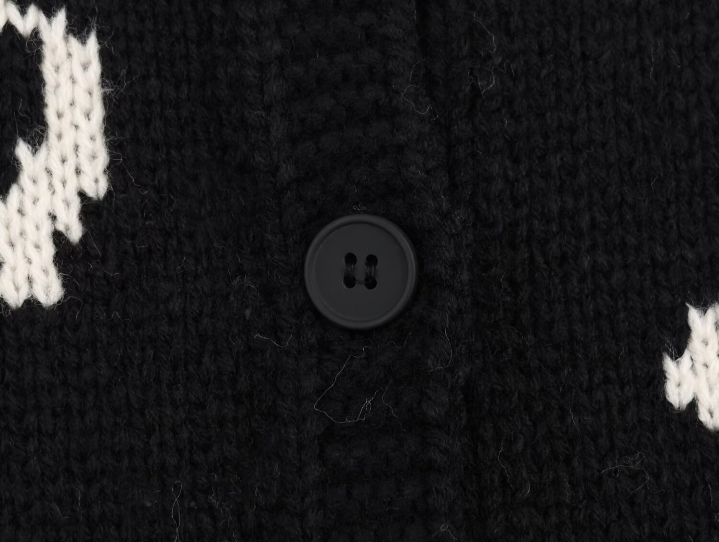  Loose-fit black crewneck knit sweater