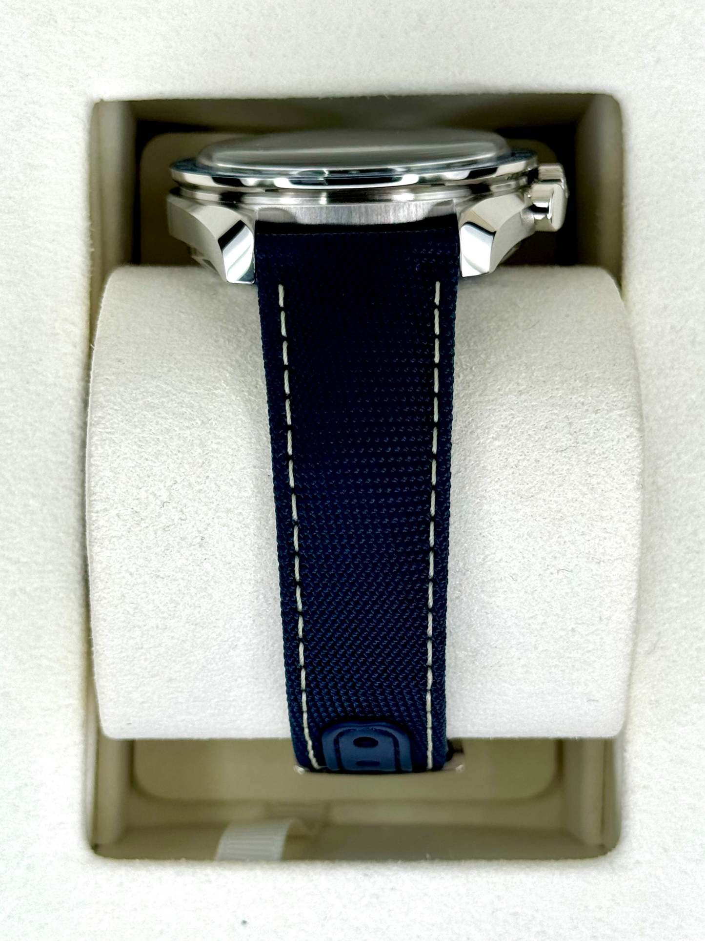 NEW 2024 Omthtega Speedmaster Silver Snoopy Award 310.32.42.50.02.001