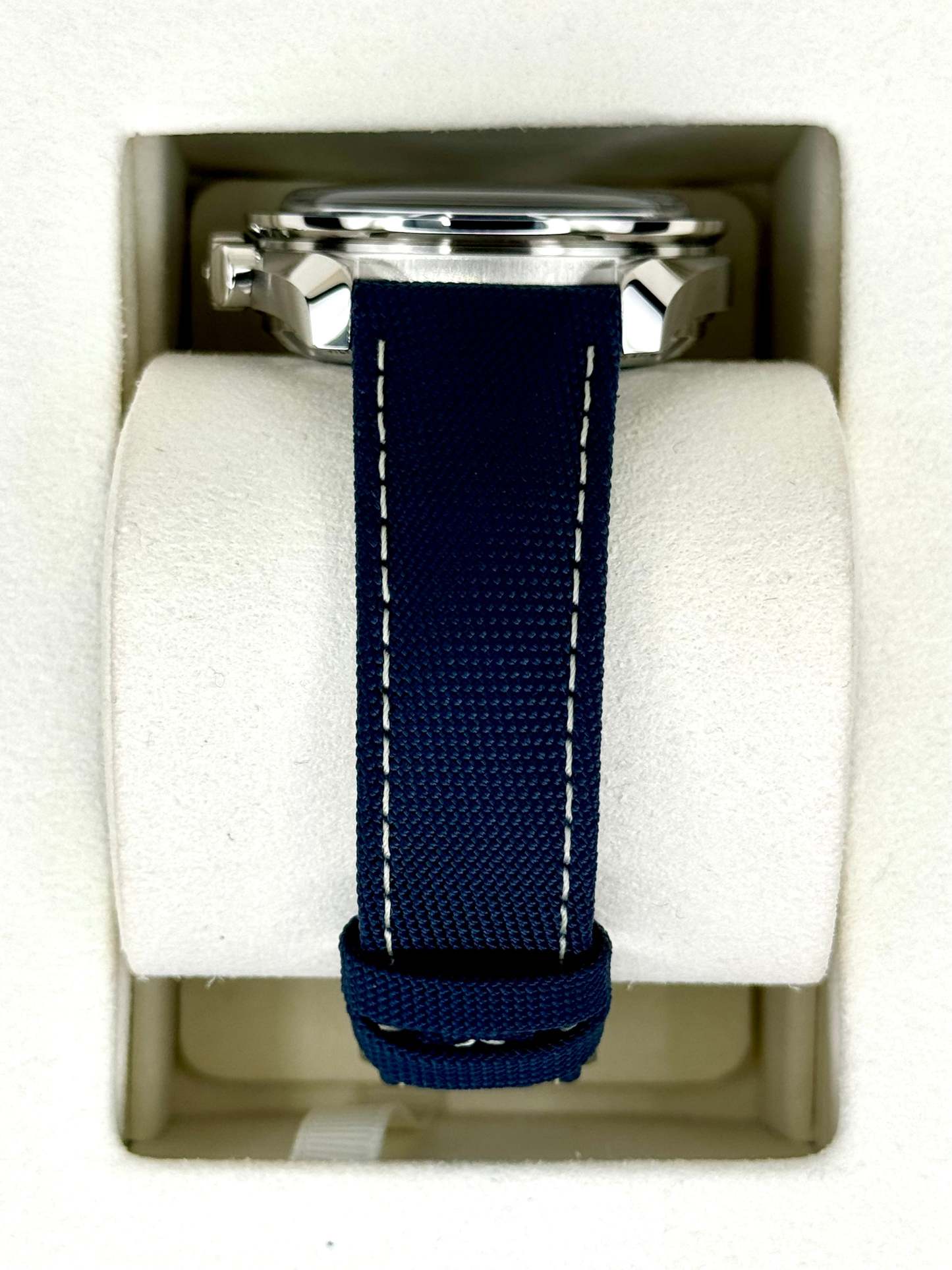 NEW 2024 Omthtega Speedmaster Silver Snoopy Award 310.32.42.50.02.001