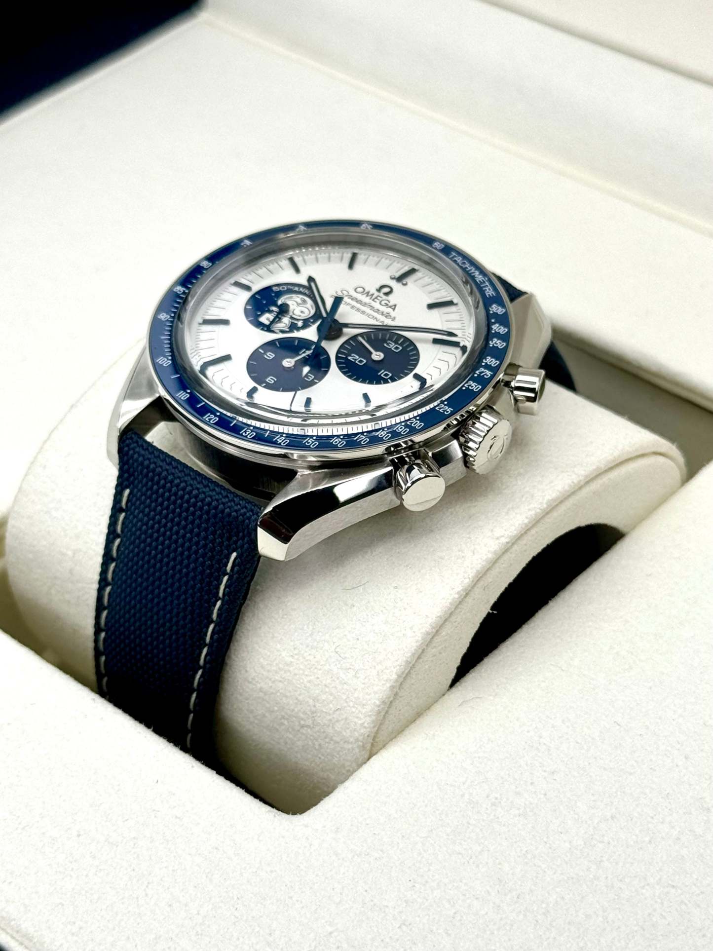 NEW 2024 Omthtega Speedmaster Silver Snoopy Award 310.32.42.50.02.001
