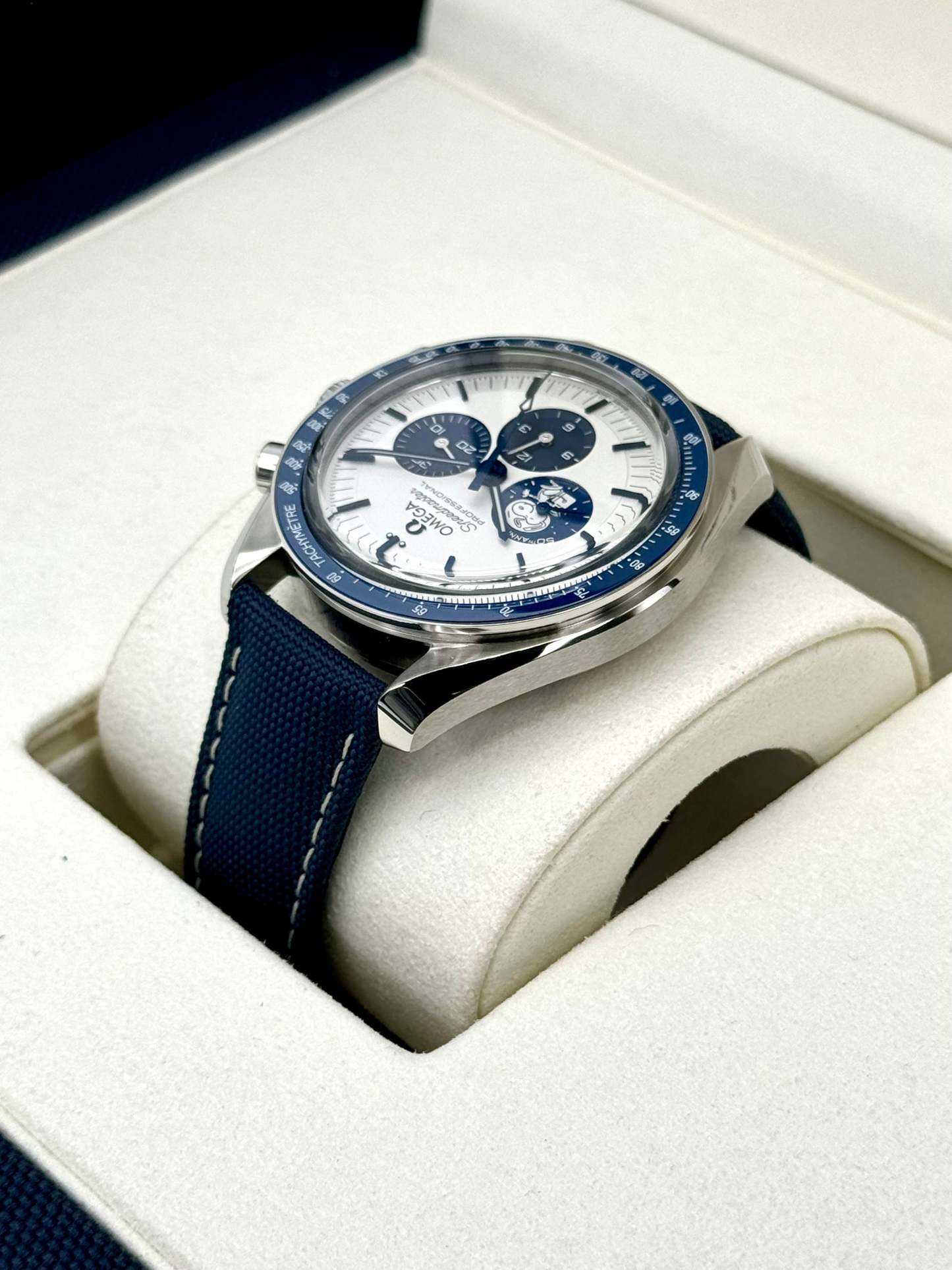 NEW 2024 Omthtega Speedmaster Silver Snoopy Award 310.32.42.50.02.001