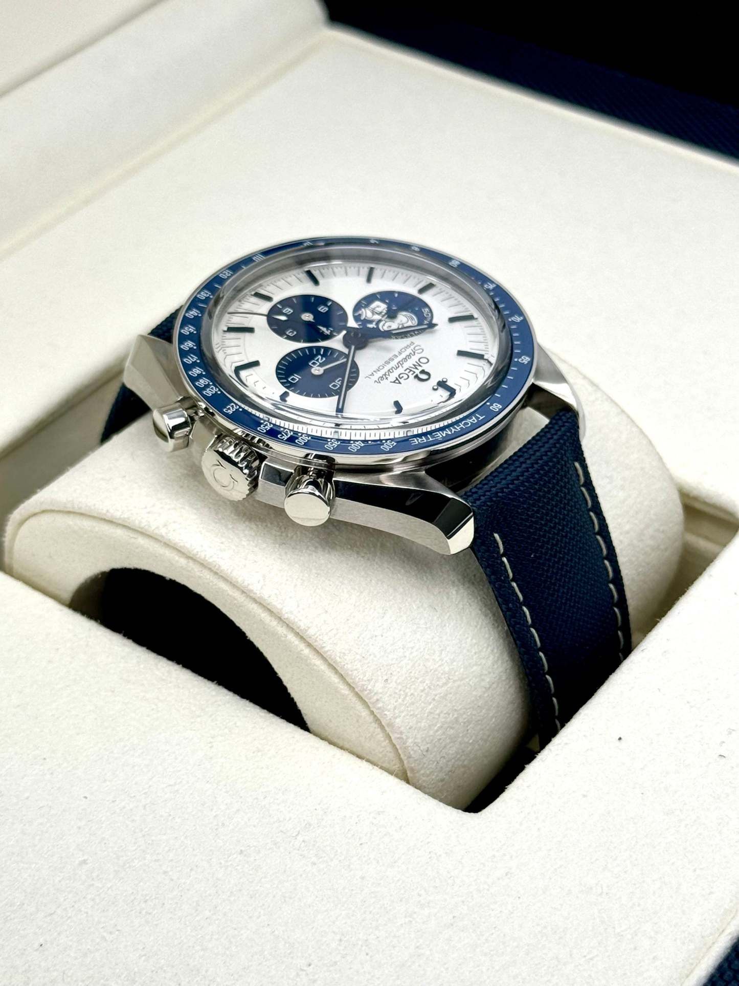 NEW 2024 Omthtega Speedmaster Silver Snoopy Award 310.32.42.50.02.001