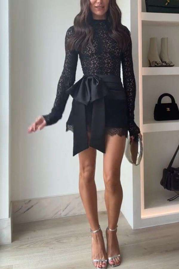 Anna Satin Bow Appliqué Mid Rise Lace Hem Mini Skirt-consonak