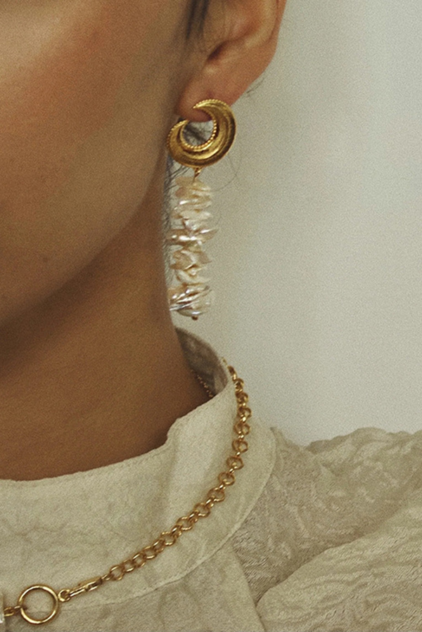 Elegant and Luxurious Moon Earrings-consonak