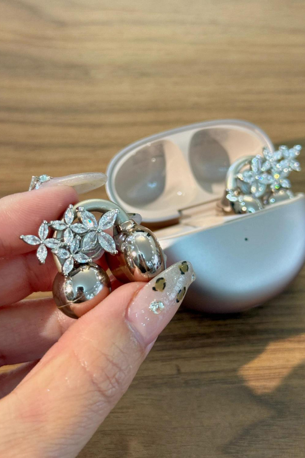 Exquisite Four-pointed Star-shaped Zircon Headphone Clip