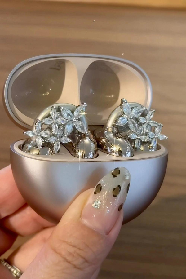 Exquisite Four-pointed Star-shaped Zircon Headphone Clip