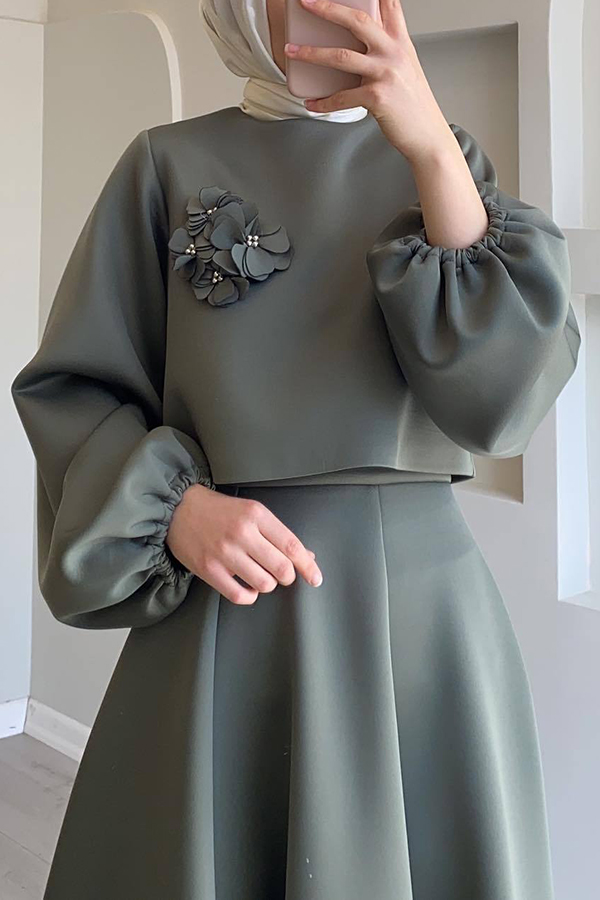 Solid Color Flower-embellished Lantern Sleeve Loose Top and Casual Maxi Skirt Set-consonak