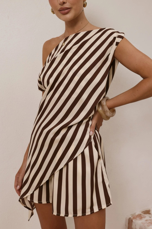 Unique Printed Asymmetrical Off-shoulder Top and Elastic Waist Casual Pocket Shorts Set