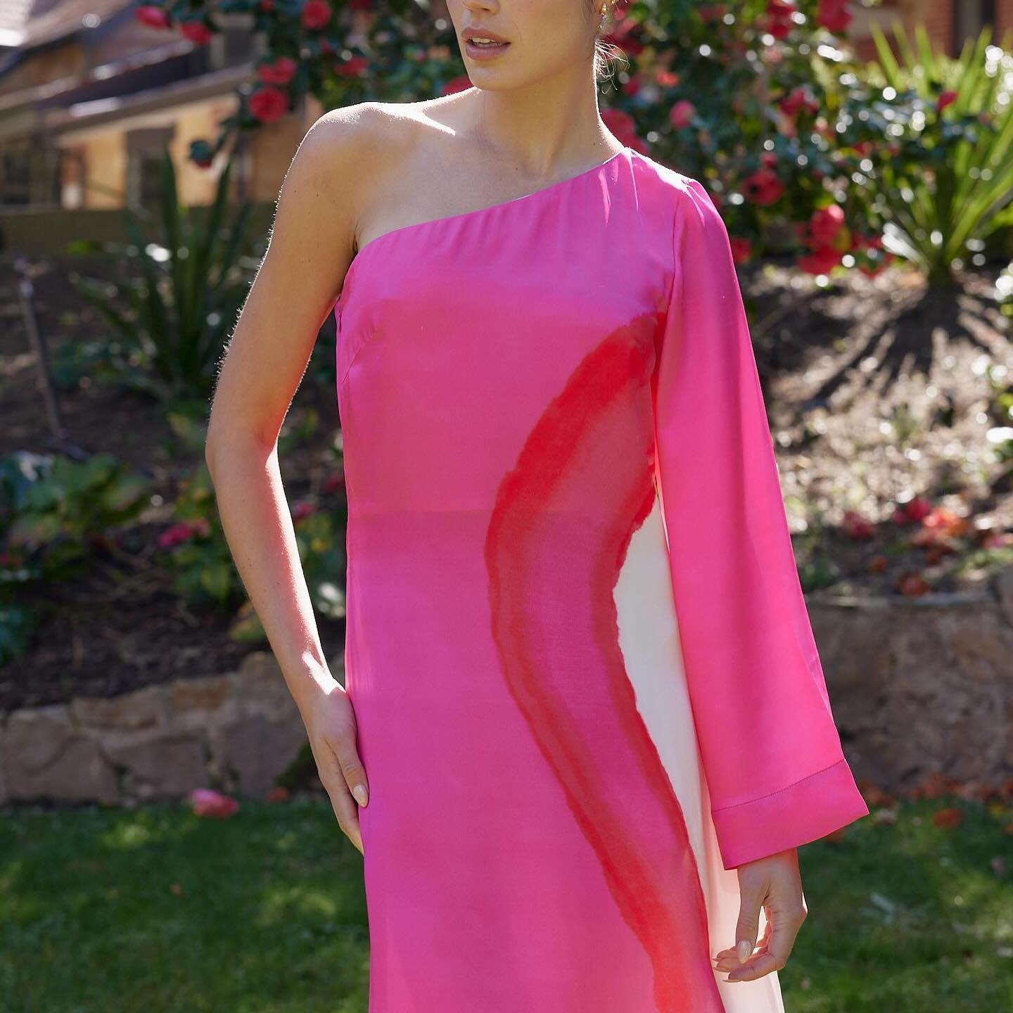 Ladies' fashionable and elegant contrasting printed single sleeve slit long skirt-consonak