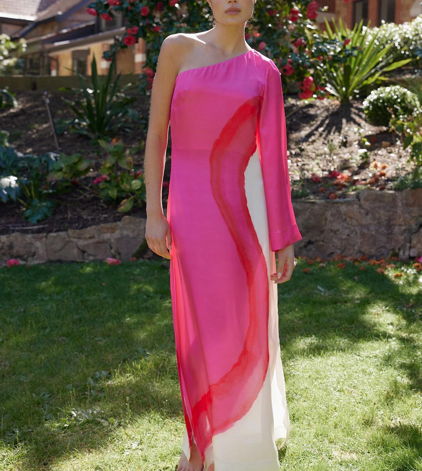 Ladies' fashionable and elegant contrasting printed single sleeve slit long skirt-consonak