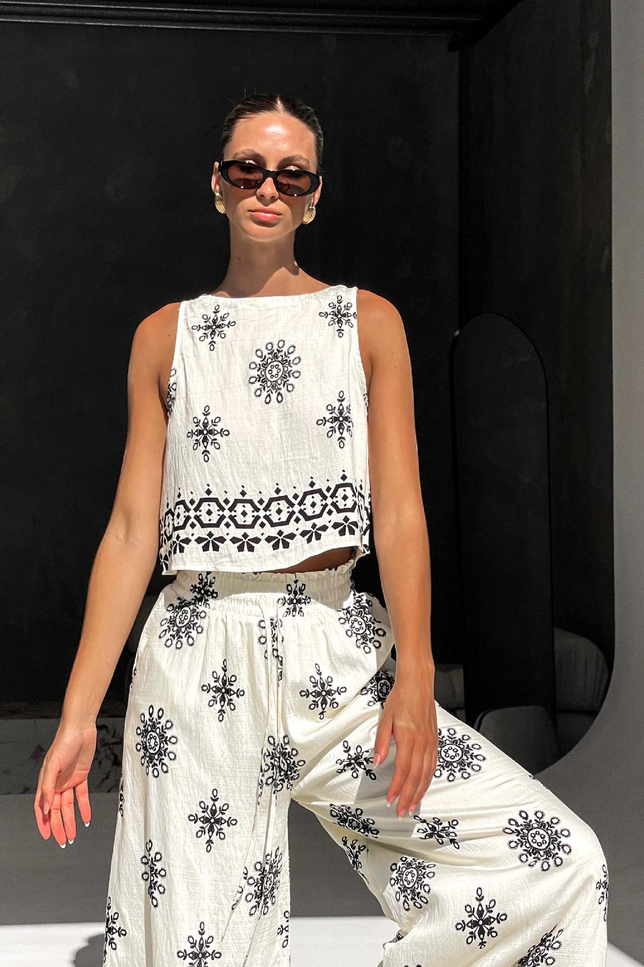 Unique Printed Round Neck Sleeveless Button Top and Elastic Waist Pocket Wide Leg Pants Set-consonak