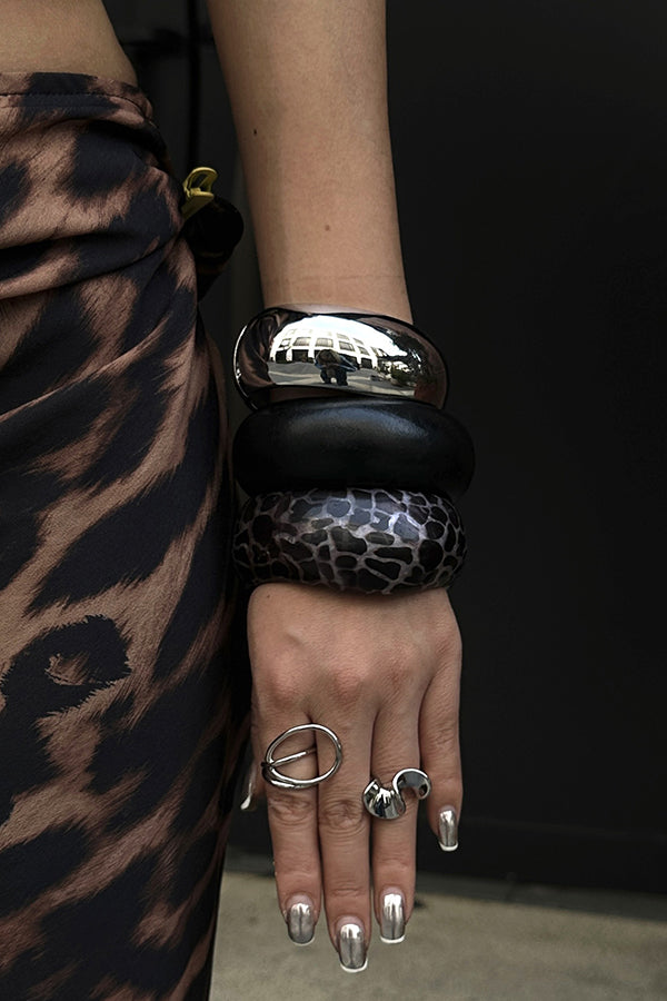 Fashionable Curved Resin Wide Bracelet-consonak
