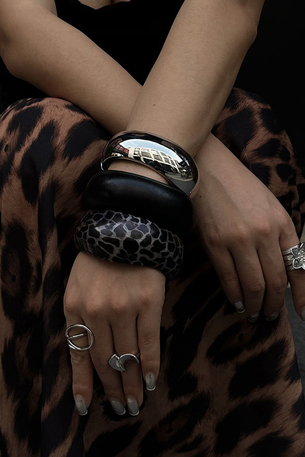 Fashionable Curved Resin Wide Bracelet-consonak