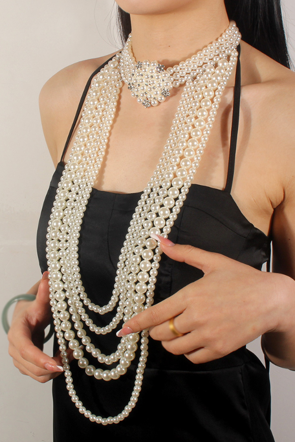 Fashionable Multi-layered Necklace with Diamond and Pearl Flowers