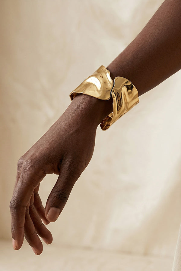 A Stylish and Distinctive Open-style Bracelet Featuring An Irregular, Crisscross Design.-Consonak