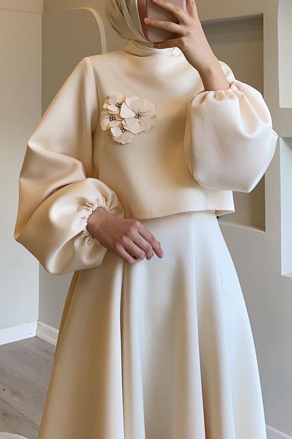 Solid Color Flower-embellished Lantern Sleeve Loose Top and Casual Maxi Skirt Set-consonak