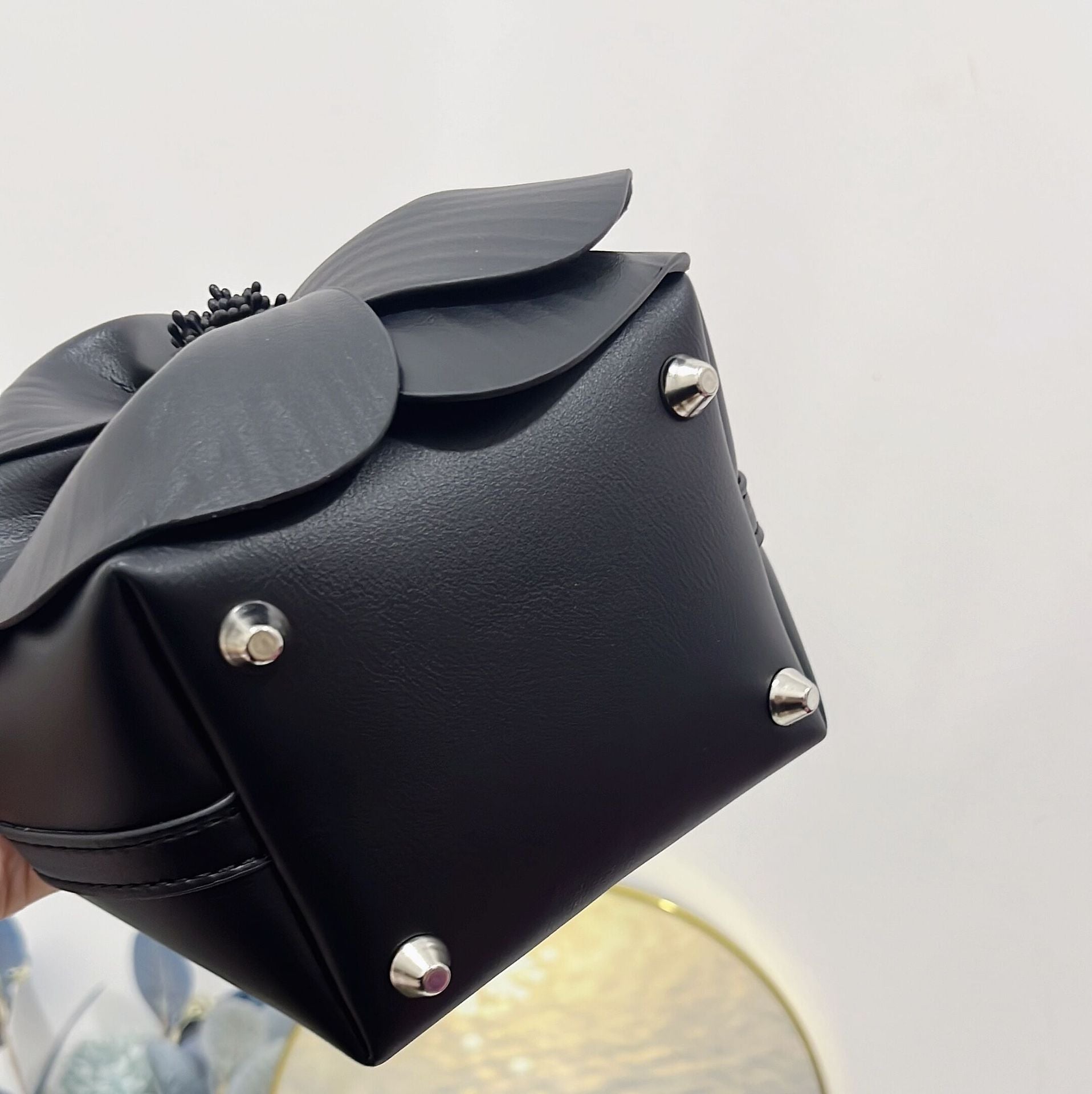 Fashionable 3D Petal Flower Solid Color Collar Handbag (including Lining)-consonak